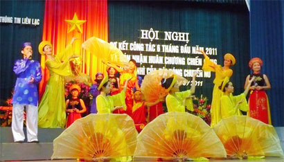 Đón nhận Huân chương Chiến công hạng Nhì