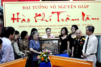 Gia đình Đại tướng Võ Nguyên Giáp tiếp nhận 25 bức tranh cát về Đại tướng