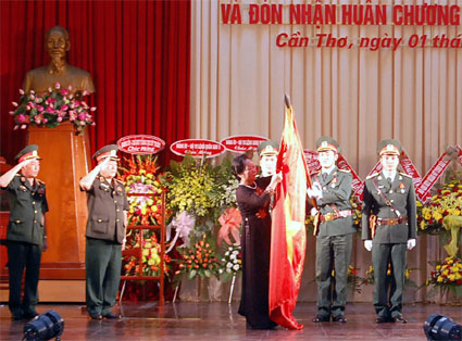 Đón nhận Huân chương Sao Vàng lần thứ ba