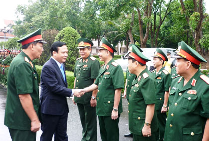 Phó chủ tịch Quốc hội Huỳnh Ngọc Sơn thăm, làm việc tại Quân khu 4