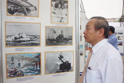 Triển lãm “Biển đảo và người chiến sĩ Hải quân-Truyền thống đường Hồ Chí Minh trên biển”
