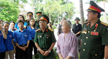 Gặp vị tướng từng lái xe tăng, mê bóng đá, âm nhạc