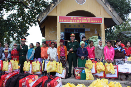 Thăm, chúc Tết LLVT tỉnh và tặng quà các hộ nghèo buôn Yang Lành