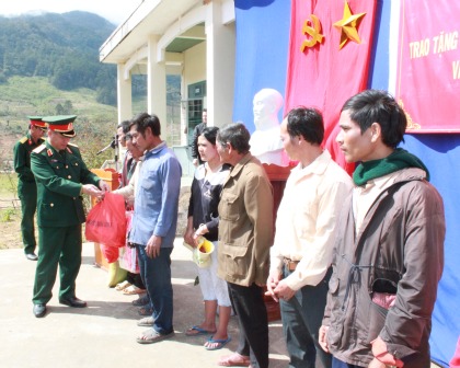 Thăm, chúc Tết các LLVT và tặng quà cho đối tượng chính sách trên địa bàn Kon Tum, Gia Lai