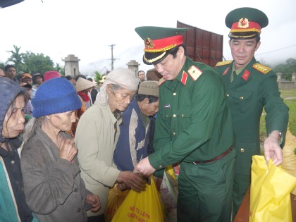 Bộ Tư lệnh Quân khu 5 tặng quà cho đồng bào vùng cao