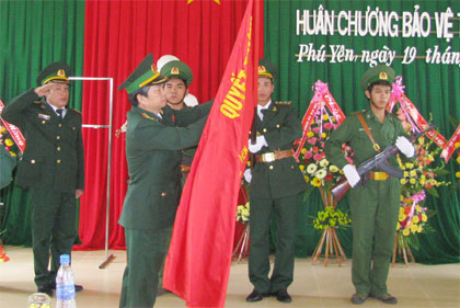 Đón nhận Huân chương Bảo vệ Tổ quốc hạng Ba