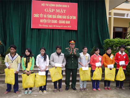 Quân khu 5 chi 825 triệu đồng thăm, tặng quà Tết đồng bào nghèo