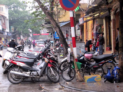 Tìm lại sự thông thoáng lòng đường, vỉa hè ở Hà Nội (Bài 1)