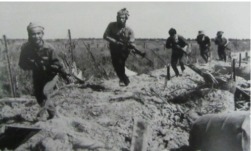 “Hai chân, ba mũi giáp công” giành quyền làm chủ