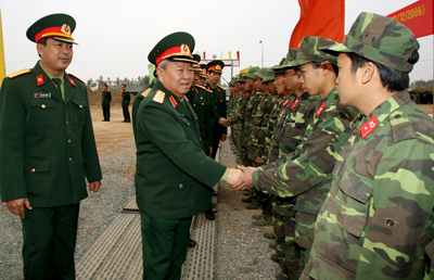 Đại tướng Lê Văn Dũng thăm, tặng quà các chiến sĩ Công binh trực trên cầu phao Chèm