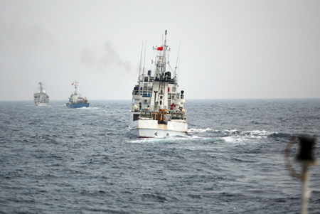 Kiểm tra liên hợp Vùng đánh cá chung trên Vịnh Bắc Bộ: Vượt sóng gió hoàn thành việc tuần tra chung
