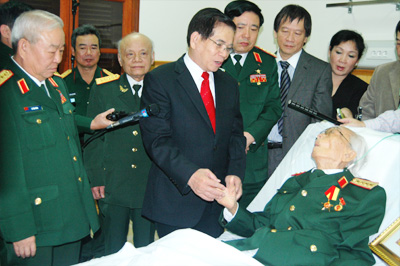 Trao tặng Huy hiệu 70 năm tuổi Đảng cho Đại tướng Võ Nguyên Giáp