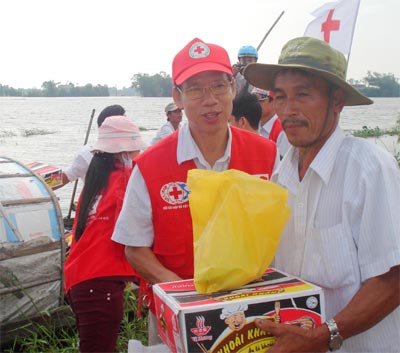 Cứu trợ đến với đồng bào vùng lũ