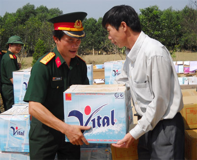 Trao hàng cứu trợ giúp đồng bào hai tỉnh Hà Tĩnh và Quảng Bình