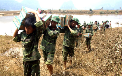 Vượt “vòng vây” nước lũ