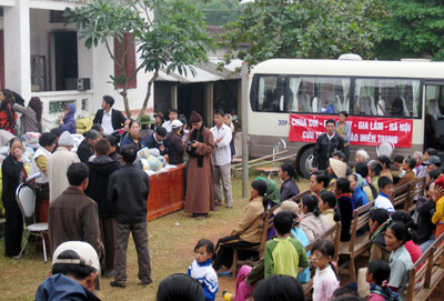 Lũ qua, tình người đến