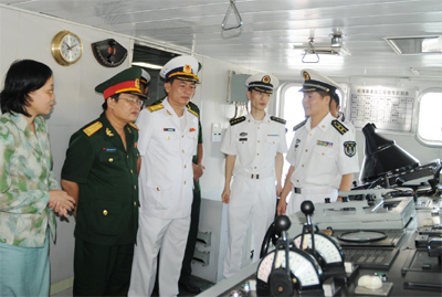 Tàu Hộ vệ Tên lửa 576 (Hải quân Trung Quốc) cập cảng Đà Nẵng