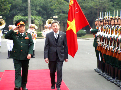 Bộ trưởng Quốc phòng Mông Cổ thăm Việt Nam