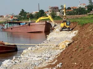 Di dời các hộ dân khỏi vùng sạt lở bãi sông Hồng