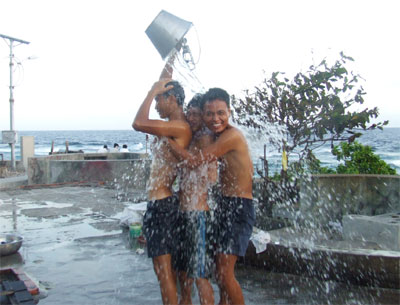 Tắm… “tiết kiệm nước”