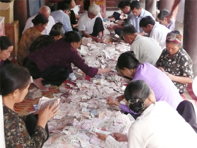 Phúc thần ai hưởng, lộc thánh ai... xơi?