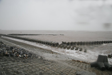 Cơn bão số 1 có đường đi phức tạp