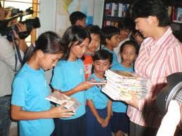 Tặng hơn 2.000 bộ sách giáo khoa cho con thương binh liệt sĩ