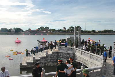 Khánh thành Đền tưởng niệm - Bến thả hoa bờ Bắc sông Thạch Hãn