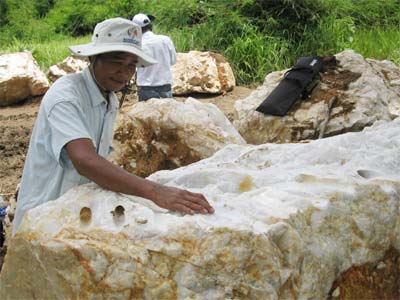 “Tập kích” bãi đá lậu Sar Tiêng