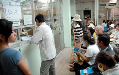 Sau 1 năm triển khai Luật Bảo hiểm y tế mới: Chưa hết phiền hà