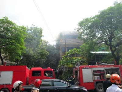 Cháy lớn gây ùn tắc giao thông trên phố Nguyễn Thái Học