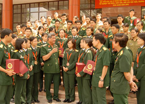 Tuyên dương 187 học viên đào tạo sĩ quan tốt nghiệp xuất sắc