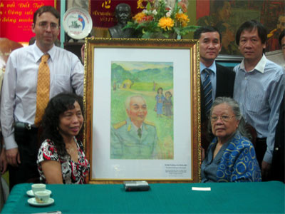 Hoạ sĩ kiều bào tặng tranh Đại tướng Võ Nguyên Giáp