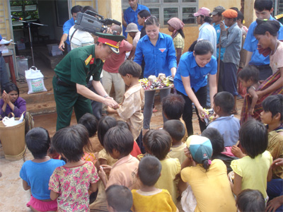 Trung thu đã về với trẻ em làng Rơn vùng biên giới