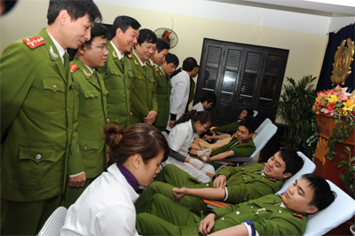 Hơn 200 đoàn viên tham gia hiến máu nhân đạo