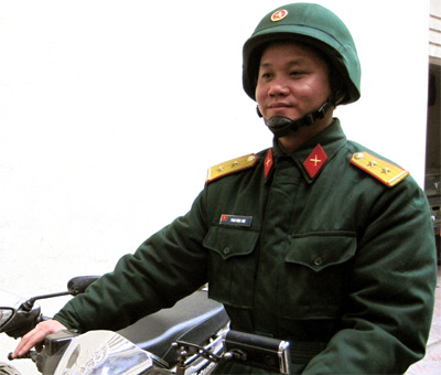 Cấp phát thí điểm hơn 5000 mũ bảo hiểm đi xe gắn máy cho quân nhân