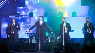 Hàng ngàn người cuồng nhiệt với Westlife