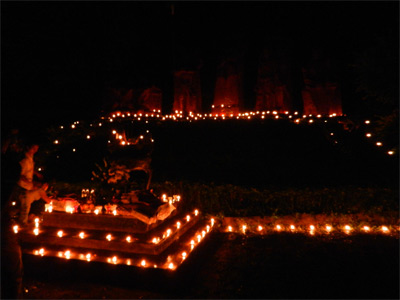 Mười nghìn ngọn nến được thắp trong Đại lễ cầu siêu tại nhà tù Lao Bảo