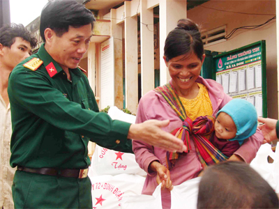 Hạt gạo nghĩa tình lên vùng biên giới