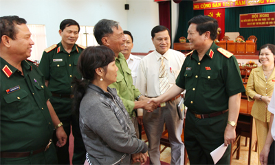 Tiếp xúc cử tri và thăm, tặng quà đối tượng chính sách ở tỉnh Bình Phước