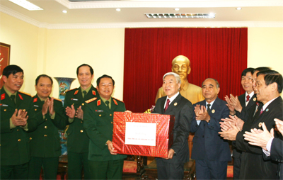 Lãnh đạo Bộ Quốc phòng thăm, tặng quà Trung ương Hội CCB Việt Nam