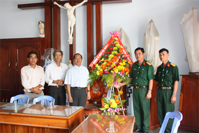 Thăm hỏi, tặng quà giáo xứ, giáo họ trên địa bàn đóng quân