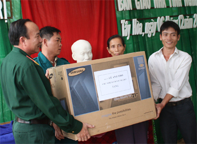 Tặng nhà “Nghĩa tình đồng đội” cho nữ thương binh