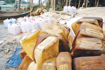 Xăng dầu ồ ạt qua biên giới