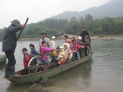 Rùng mình chứng kiến học sinh qua đò