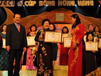 100 nữ doanh nhân nhận Cúp Bông Hồng Vàng 2010
