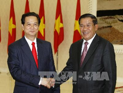 Thủ tướng Nguyễn Tấn Dũng gặp các nhà lãnh đạo Cam-pu-chia, hội đàm với Thủ tướng Hun Xen