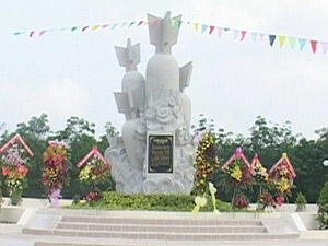 Bia di tích B52 Mỹ ném bom lần đầu tiên ở Việt Nam