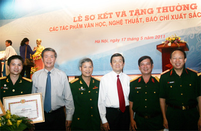 “Học tập và làm theo tấm gương đạo đức Hồ Chí Minh” năm 2010: Tiếp tục khơi dậy nguồn động lực sáng tạo mạnh mẽ