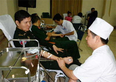 Hiến máu nhân đạo cứu chữa đồng đội, người bệnh